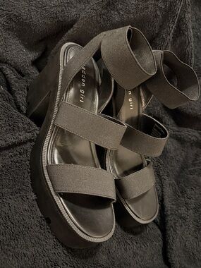 Madden Girl Temple Platform Sandals - Black - Size 8 (NWOT)